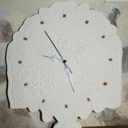 Horloge en grès biscuit